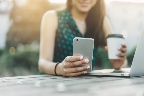 Frau hält Smartphone in der Hand — Stockfoto