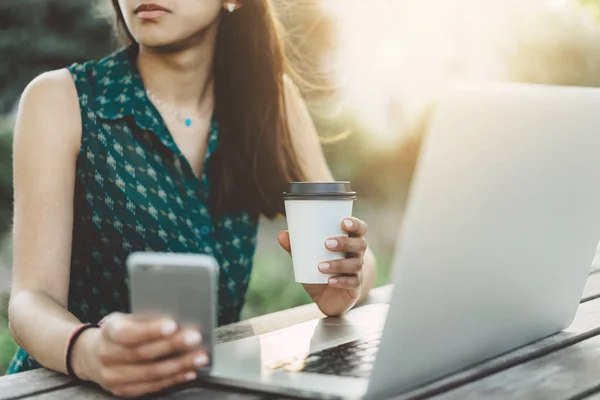 Kvinna sitter på träbord — Stockfoto