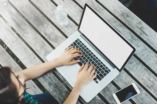 kafede dizüstü kullanarak erkek