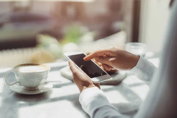 Geschäftsfrau tippt Text — Stockfoto