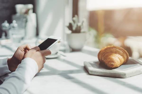 Hipster-Mädchen mit modernem Smartphone — Stockfoto