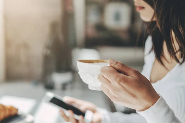 Main féminine en utilisant le téléphone intelligent — Photo