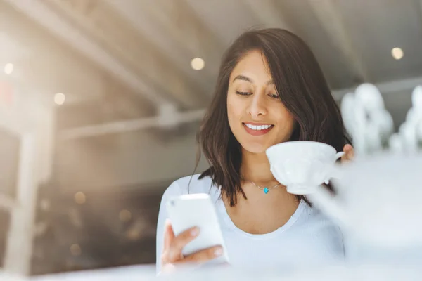 Souriante fille boire du café — Photo