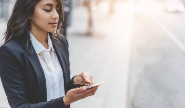 Sabahın erken saatlerinde ekran smartphone cep telefonu ile başarılı işveren işaret parmağı