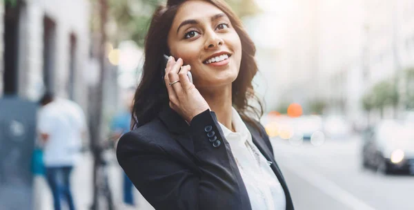 Gros plan portrait d'une femme d'affaires séduisante portant un costume moderne et parlant sur le smartphone tout en allant travailler dans la rue urbaine — Photo