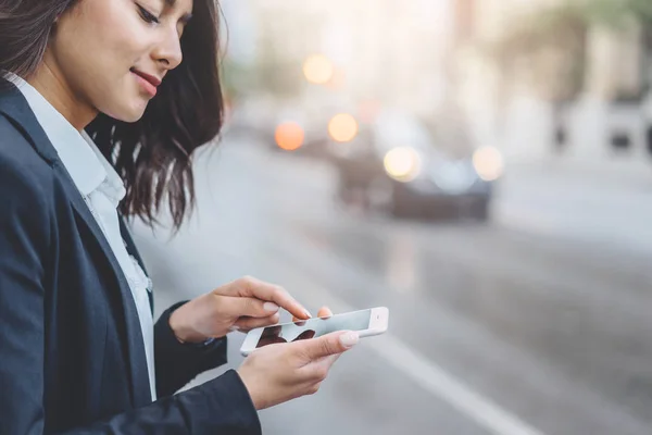 Joyeux sourire jeune femme utilisant un téléphone intelligent moderne tout en se tenant debout au passage supérieur — Photo