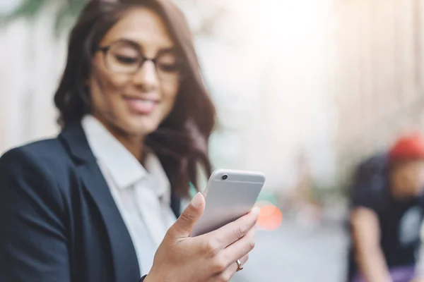 Primer plano de las manos del empleador femenino utilizando un teléfono inteligente moderno al aire libre — Foto de Stock