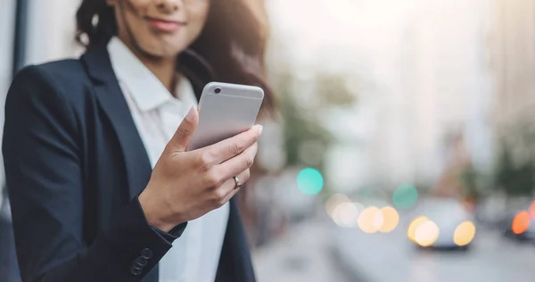 Närbild av kvinnliga handen håller modern smart telefon utomhus — Stockfoto