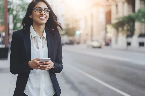 Gestionnaire professionnel de femmes lisant de bonnes nouvelles sur Internet tout en marchant en plein air — Photo