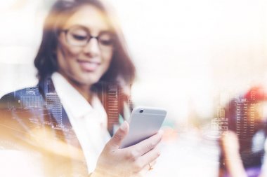 Çift pozlama kavramı ile yakın çekim kadın işveren elleri açık havada modern smartphone kullanarak