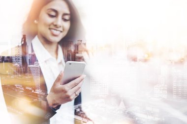 Çift pozlama kavramı profesyonel Yöneticisi akıllı telefon üzerinden İnternet bilgi okuma