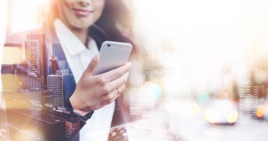 Modern akıllı telefon açık tutarak el çift pozlama kavramı close-up