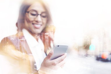 Smartphone konuşurken çift pozlama mutlu gülümseyen kadın kavramı