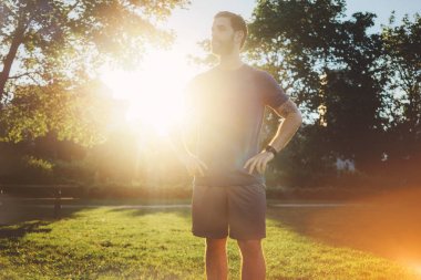 Genç adam eğitim önce kasları hazırlanıyor