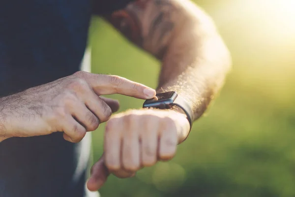 Nära upp skott av unga idrottsutövare använder smart Watch-klocka för att spåra honom träning prestanda — Stockfoto