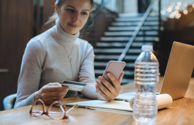 Online alışveriş ve kredi kartı ile kadın