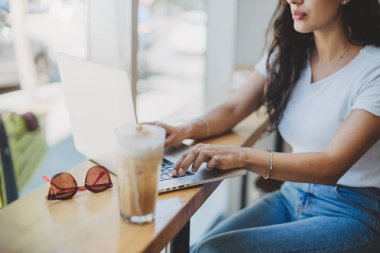 Kafede oturan ve kahve molası sırasında çalışma iş kadını