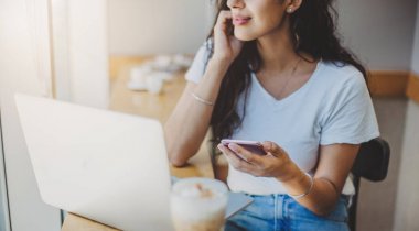 Yakın çekim yansıma rahat kafede oturan ve modern smartphone aygıtı kullanarak genç hippi kız