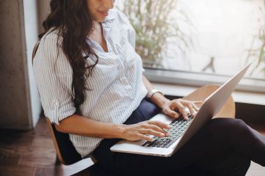 Laptop yolu ile onun ofisinde çalışan profesyonel iş kadını görüntü kırpılmış