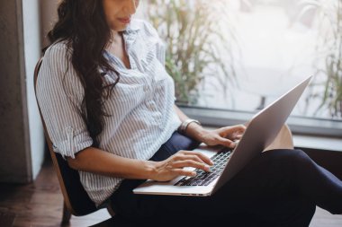Laptop yolu ile çatı katında çalışan genç kadın Yöneticisi