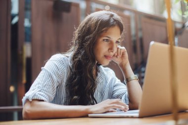 Dizüstü ofisinde genç profesyonel kadın Yöneticisi'ni kullanarak yakın çekim görüntüsü