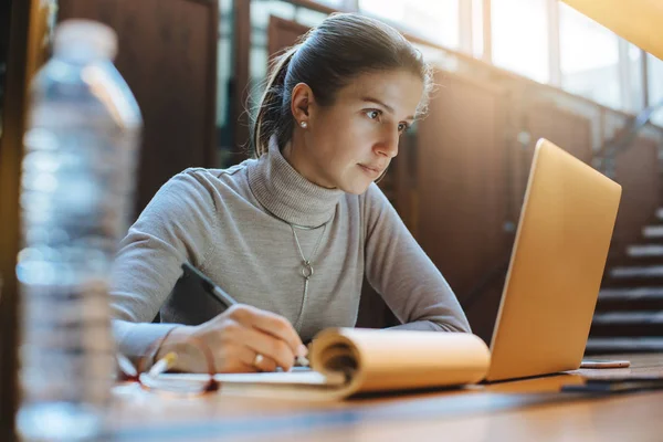 Portrait Young Business Woman Using Laptop Library — Stock Photo, Image