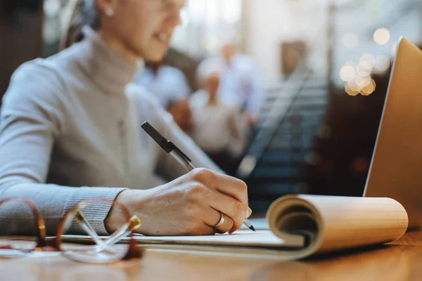 Ung Chef Väntar Klienter För Diskussion Nytt Projekt — Stockfoto