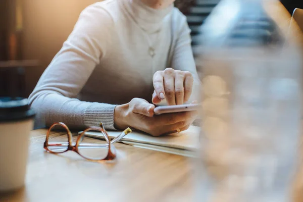 Images Recadrées Mains Féminines Tapant Des Messages Sur Smartphone Moderne — Photo