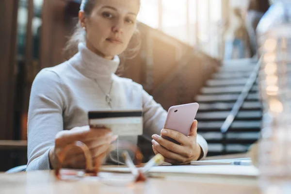 Attraktiv Kvinna Med Smartphone Och Betalkort Medan Arbetar Laptop — Stockfoto