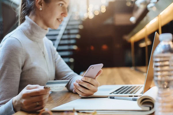 Junge Frau Wartet Online Shop Auf Kaufbestätigung — Stockfoto