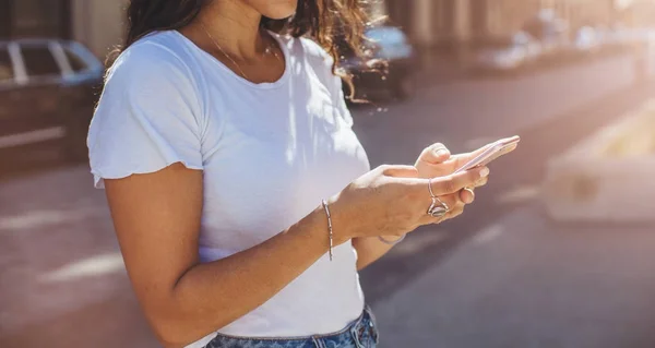 Jolie Femme Faisant Escale Dans Une Rue Urbaine Pour Lire — Photo