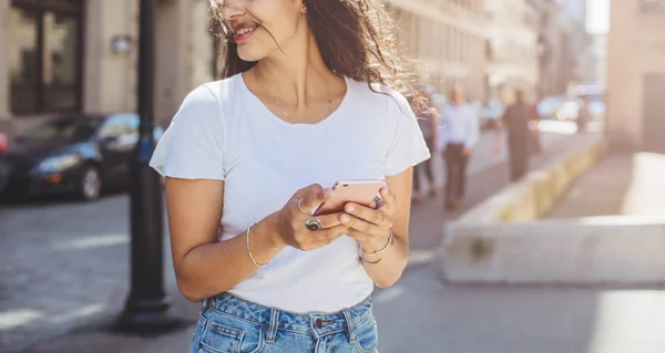 Joyeux Jeune Femme Utilisant Smartphone — Photo