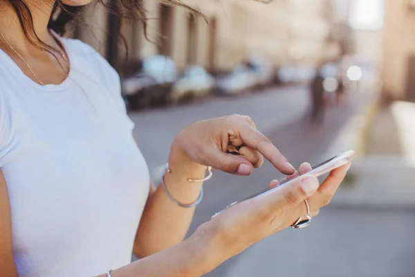 Image Recadrée Une Jeune Femme Utilisant Smartphone Extérieur — Photo