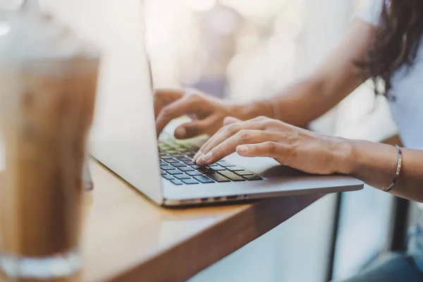 Beskuren Bild Kvinnans Händer Att Skriva Laptop — Stockfoto