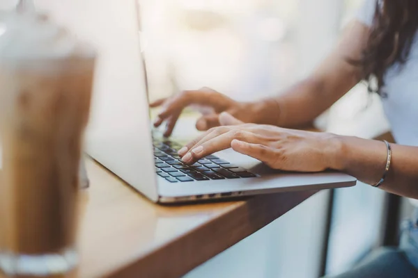 Primer Plano Las Manos Mujer Escribiendo Texto Ordenador Portátil — Foto de Stock