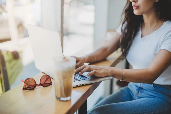 Frau Mit Weißem Shirt Sitzt Café Und Arbeitet Während Der — Stockfoto