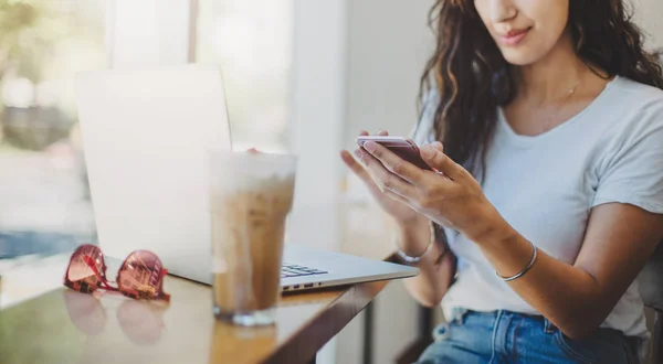 Jeune Belle Femme Assise Utilisant Téléphone Intelligent Dans Café — Photo