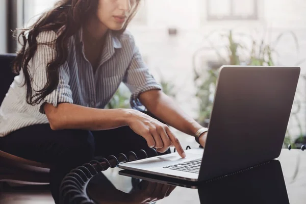 Business Kvinna Som Arbetar Laptop Loft Interiör — Stockfoto