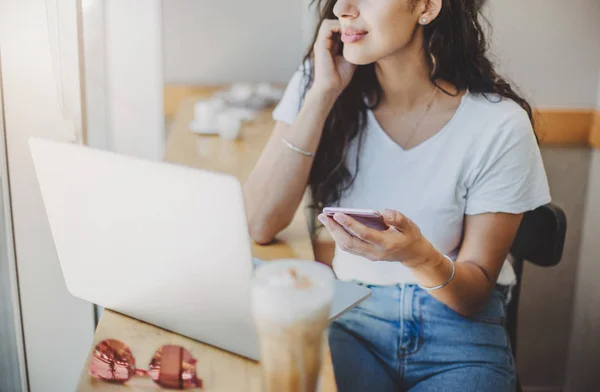 Tett Bilde Unge Profesjonelle Kvinnelige Ledere Ved Hjelp Smarttelefon – stockfoto