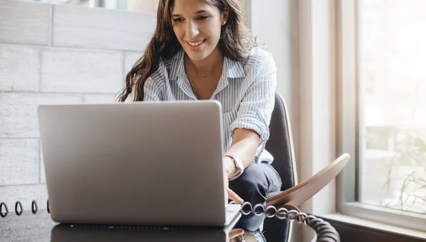 Mulher Negócios Feliz Trabalhando Laptop Interior Sótão — Fotografia de Stock