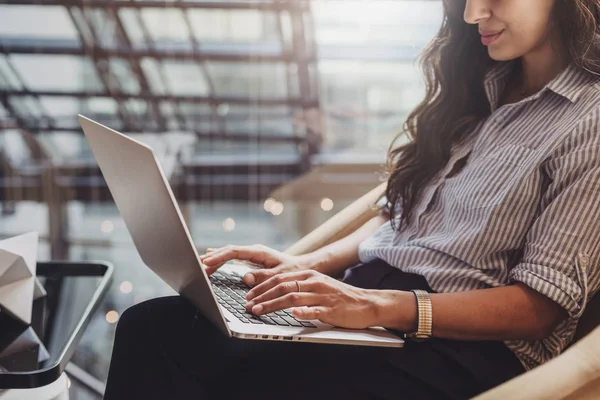 Imagen Recortada Mujer Negocios Profesional Que Trabaja Oficina — Foto de Stock