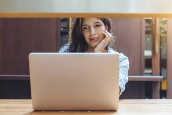 Joven Gestora Femenina Usando Dispositivo Computadora Portátil Mientras Está Sentada —  Fotos de Stock