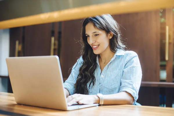 Mujer Feliz Usando Ordenador Portátil Mientras Está Sentado Cafetería —  Fotos de Stock