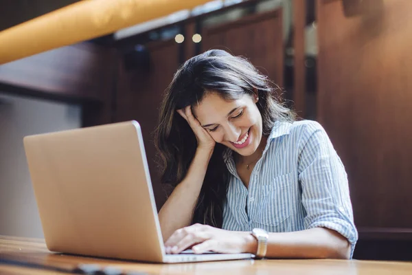 Mujer Sonriente Joven Usando Ordenador Portátil —  Fotos de Stock