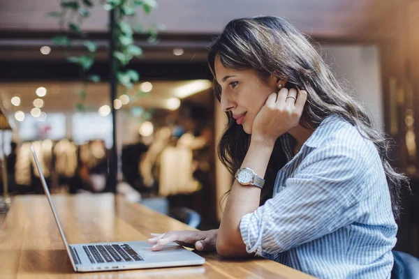 Young Woman Sitting Coffee Shop Working Laptop — Stock Photo, Image