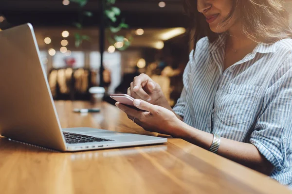 Närbild Kvinnliga Händer Använder Smarta Telefonen Medan Arbetar Med Laptop — Stockfoto