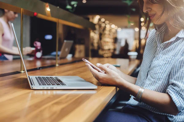 Gros Plan Des Mains Féminines Aide Téléphone Portable Tout Travaillant — Photo