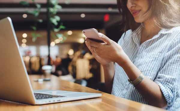 Smiling Young Girl Send Message Her Business Partner While Working — Stock Photo, Image