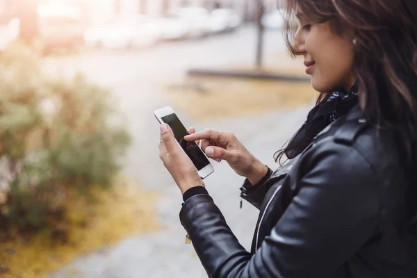 Vacker Flicka Pekande Finger Skärmen Smartphone Gatan — Stockfoto