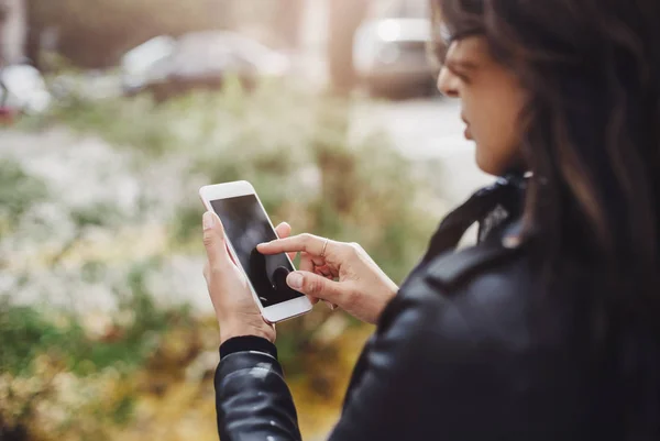 Gros Plan Main Féminine Pointant Sur Écran Vierge Smartphone Extérieur — Photo